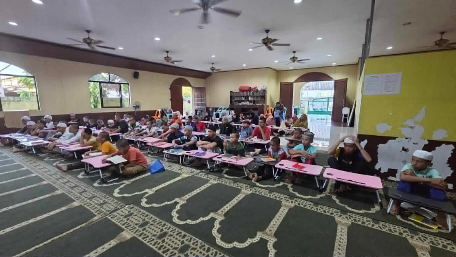 A full classroom using the curriculum at the Olayn Islamic Foundation